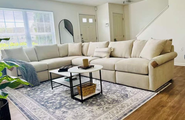 2 Bedroom Beautiful Condo 10 minutes from Downtown Columbus + Gym & Pool Access!