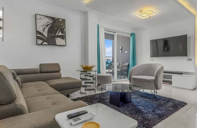 Modern & Cozy Getaway with Parking