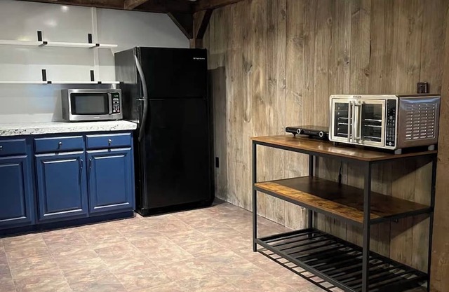 Cozy lower level apartment in Verona VA
