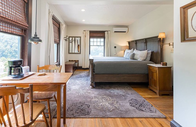 Marshall Inn Corner View Guestroom, Walk Downtown