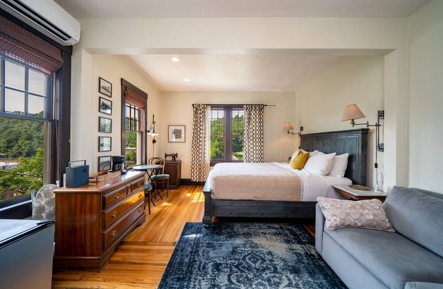 Marshall Inn Riverview Guestroom, Walk Downtown