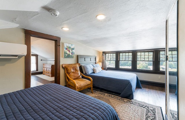 Marshall Inn Skyline Guestroom (Q/Q),Walk Downtown