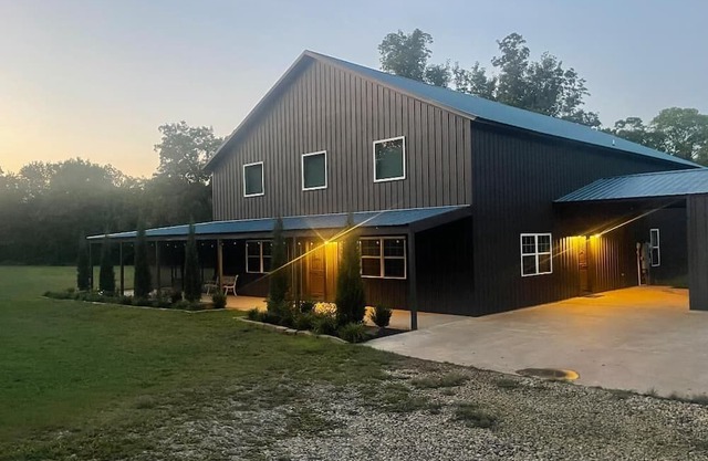 Charming Rustic/Modern Barndominium with HotTub near MW City, Tinker AFB, and OU