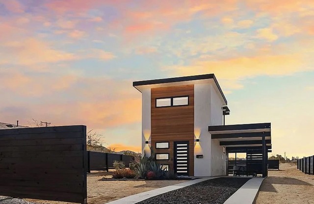 Modern 2-Story Tiny Home w/Hot Tub, BBQ & Balcony