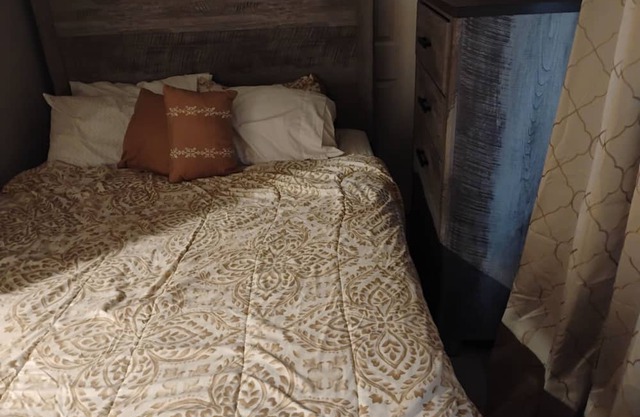 4-bedroom house in brilliant Chicago with AC, WiFi. Enjoy your stay.