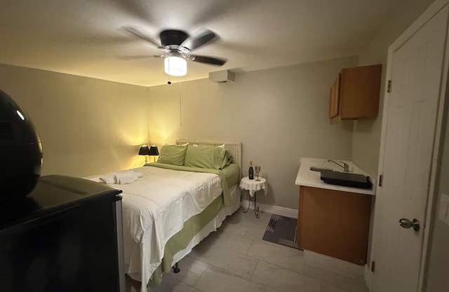 Charming studio in beautiful Orlando with AC