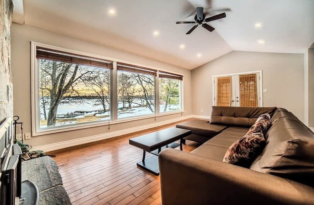 6 Bedroom Lakefront Main House in Sand Bay