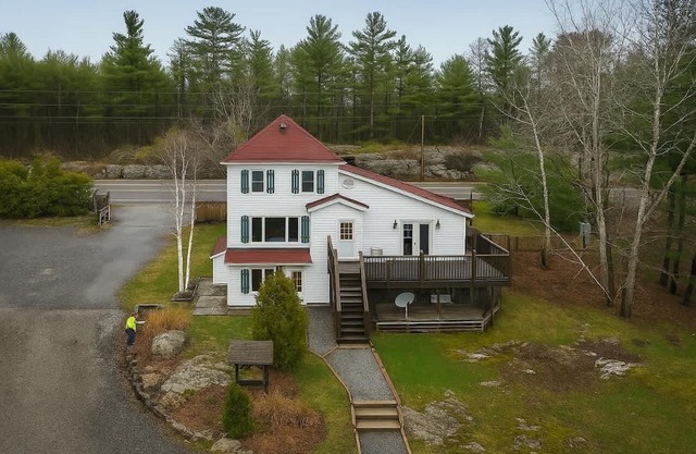 Muskoka Lakeside Retreat - 4-Bedroom House with Beach Access