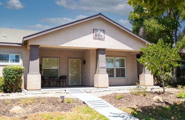 Charming 3-bedroom house in pleasant Exeter. Near the Sequoias.