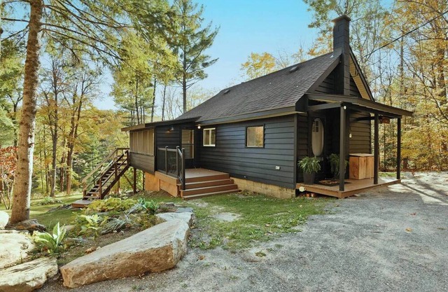 Cozy Cabin on the water! Close to ski hill and recreational trails.
