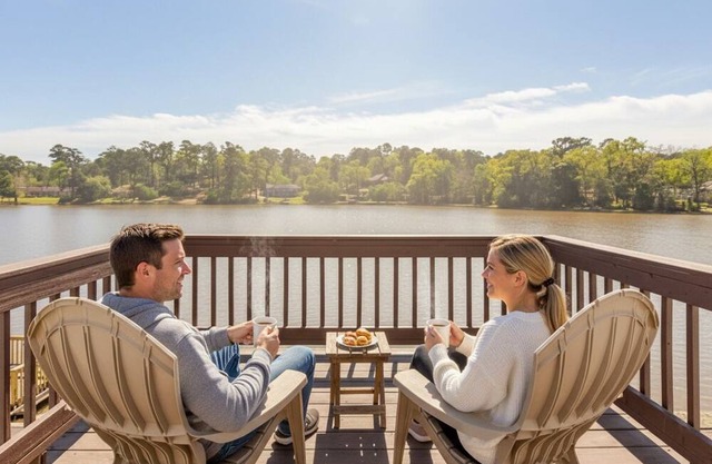 Waterfront Family Escape - Minutes to RAFB, Pets & Kids Friendly