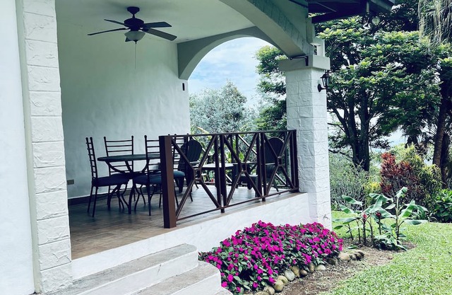 Charming 1-bedroom house in fabulous Boquete with AC and beautiful views.