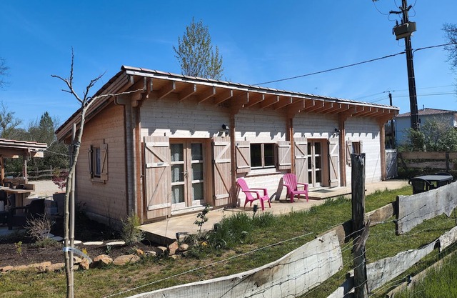 Guest Room 'Au Chant Des Oiseaux - Mésanges -' in Varen, Wood-fired Pizza and Air Conditioning