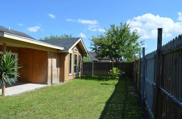Minutes to Shopping, Dining & Fun Family Stay Sleeps 6