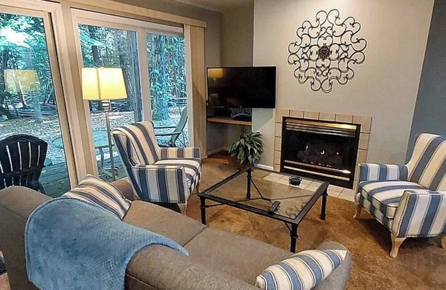 Charming 2-bedroom condo in lovely Bellaire with Pool access