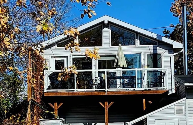 Waterfront Comfy Guesthouse, Prince Edward County