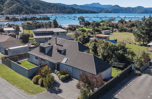 Coastal Sound - Waikawa Holiday Home