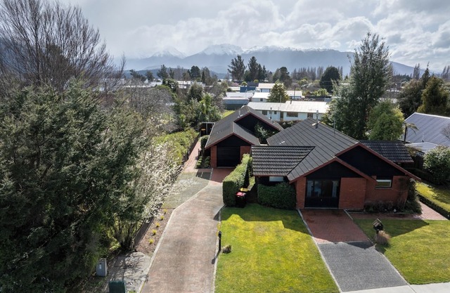 Matai by the Lake - Te Anau