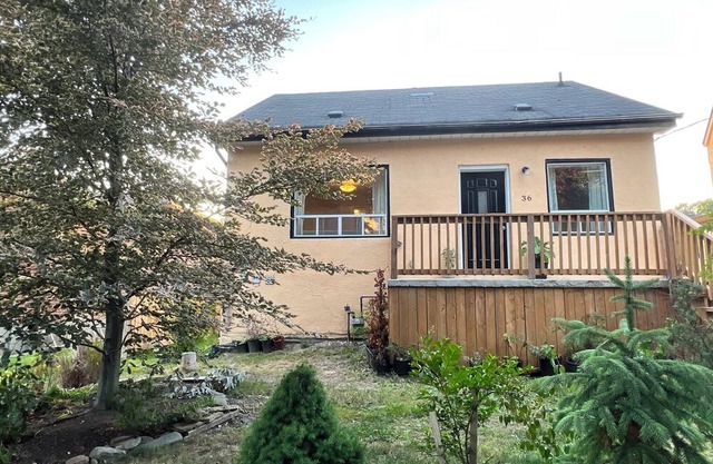 Cozy house 4 min walk from Kipling station and 10 min drive from airport