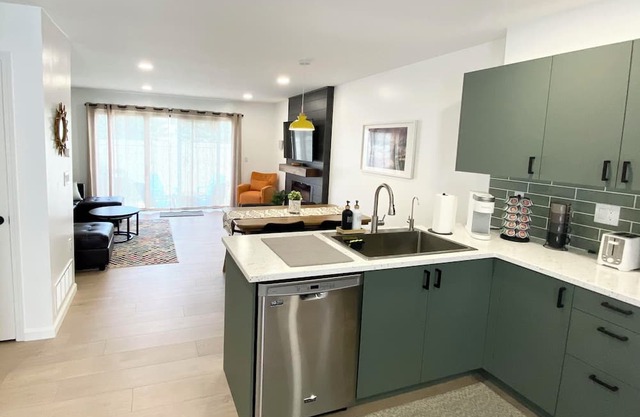 Modern & Cozy 2BR Townhouse