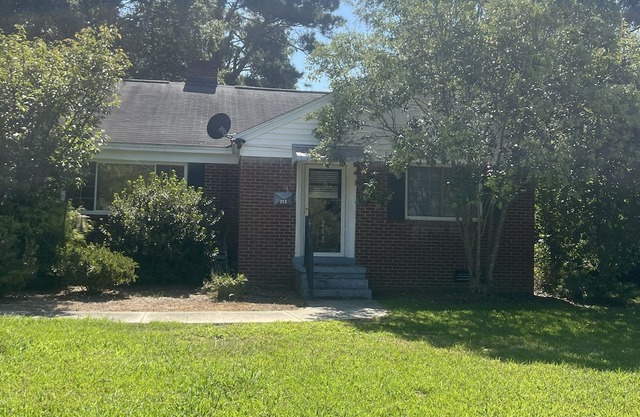 Charming 2-bedroom house in Greenwood within a block of Hospital and Hospice