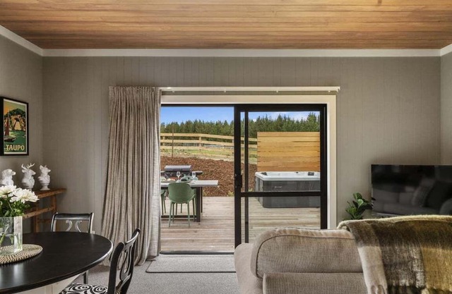 Stagford Barn with Private Hot Tub