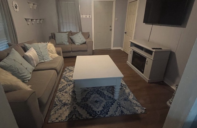 Comfortable 2BR Retreat in Ruston Perfect for Game Days”