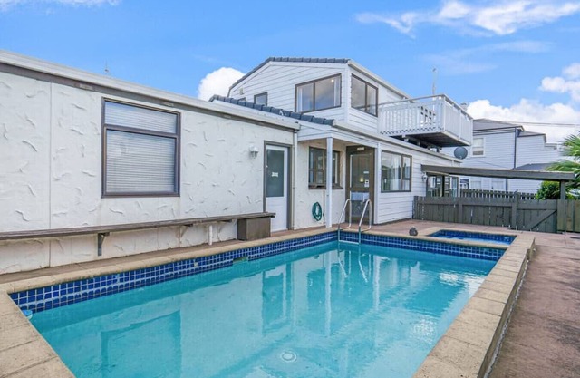 Parnell Home with Pool, Parking and Rangitoto View