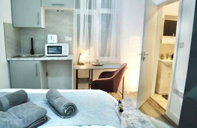 *Beautiful Modern Studio Flat; Professional Market
