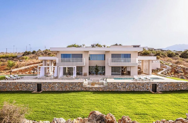 Villa Rayora Chania: Near to Beach/Private Heated Pool/Jacuzzi/Sea View