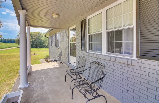 7 Mi to Barren River Lake: Quiet Getaway w/Yard!