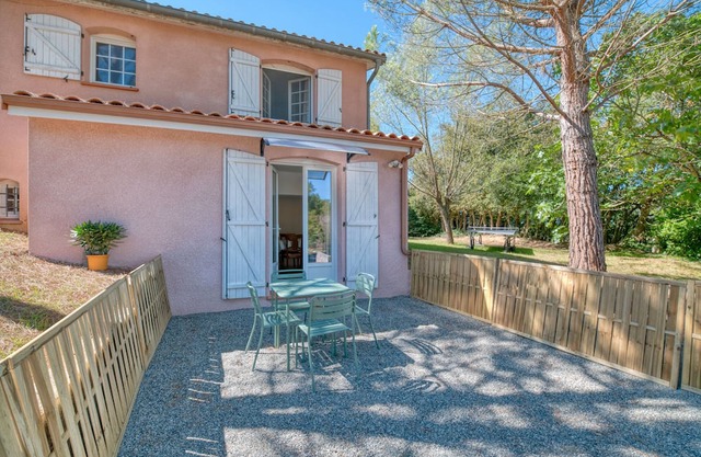 Toit Pour Vous - Relaxing Getaway in the Village with Garden and Pool