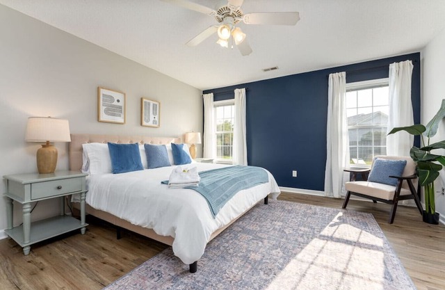 The Coastal Experience w/King Beds, Garage & More! 10 mins to Wrightsville