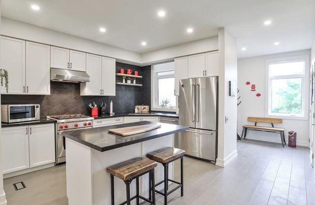 Luxury End-Unit Townhome in Muskoka Bay Resort