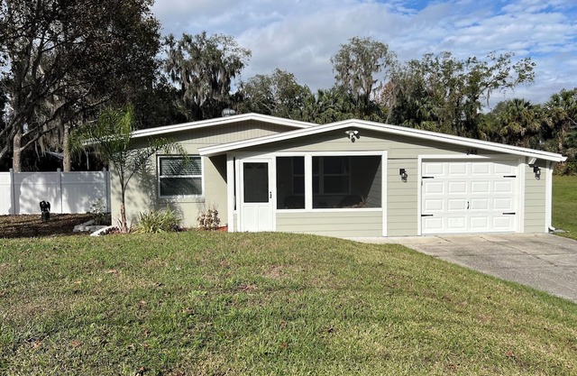 Charming 2-bedroom house in DeBary with AC- Close to highway andhiking Trail