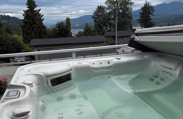 Debbie's Cozy 1-Bedroom with Ocean Views & Hot Tub