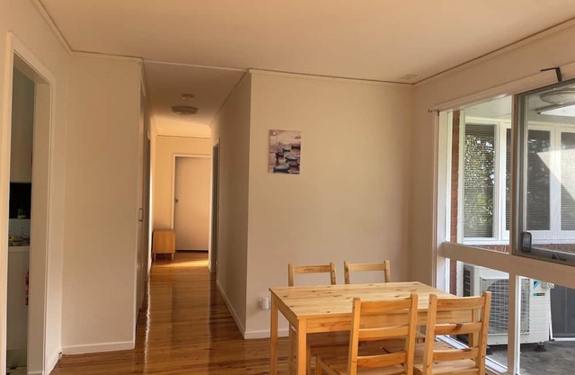 Bus/Mac Uni/Mac Centre/Bright and Sunny