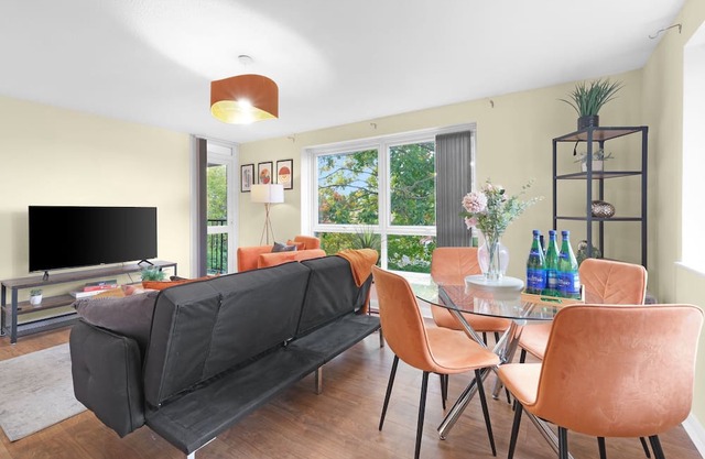 Modern 2-Bed Apartment with Parking – Broadlands Court