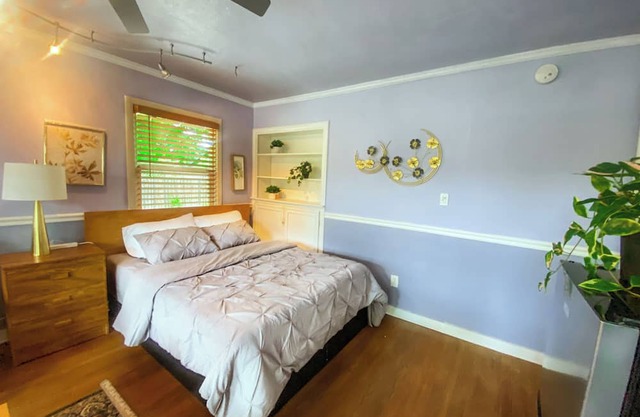 Sweet Home with Ample Parking. Only 1-min to Freeway!