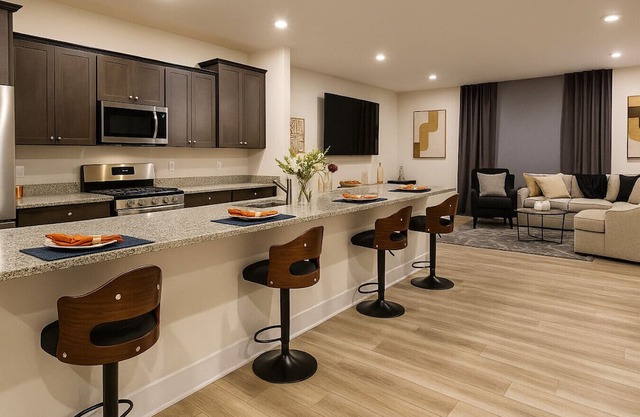 Lux Escape w/King Bed/Loft/Skyline Views near BLT