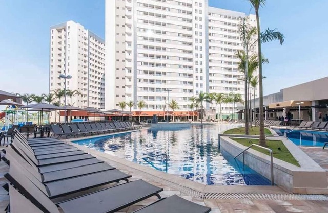 RESORT: 4 adultos e 1 criança a 4km do Thermas Lar. e a 3km do Hot Beach