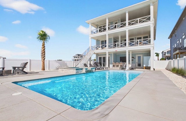 9-bedroom Oasis, Beach Front, Heated Pool & Spa with Elevator