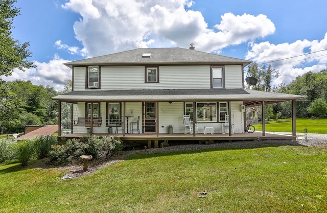 Farm country house with AC in charming Cochecton. Pool jacuzzi open May to Sept