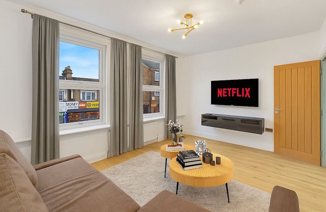 Lux 2 Bed Flat next to Metro Station - 25 mins to Central London