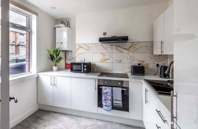 3Bedroom 2 Bathroom House-Free Parking (5 beds)