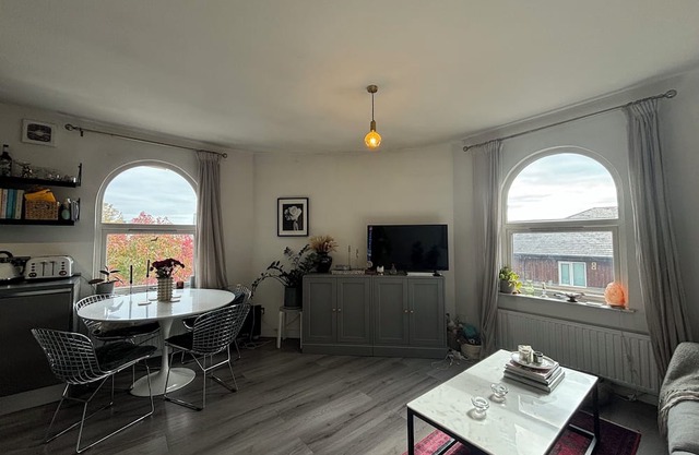 Chic 1BDR Flat in Restored English Pub Est London