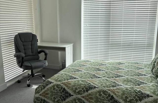 Spacious modern flat with balcony, free parking and great access