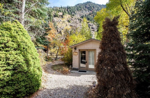 Adorable Studio Cabin on Big Cottonwood River
