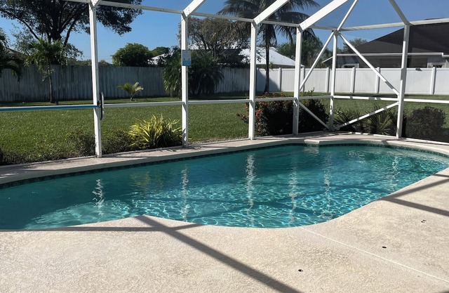 Tropical Retreat 3 Bedroom 2 Bath Full House with saltwater pool & huge backyard
