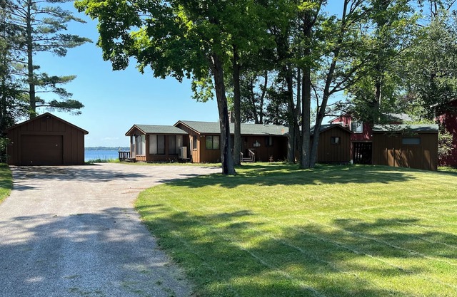 Charming 2-bedroom cabin in serene Sturgeon Lake with AC